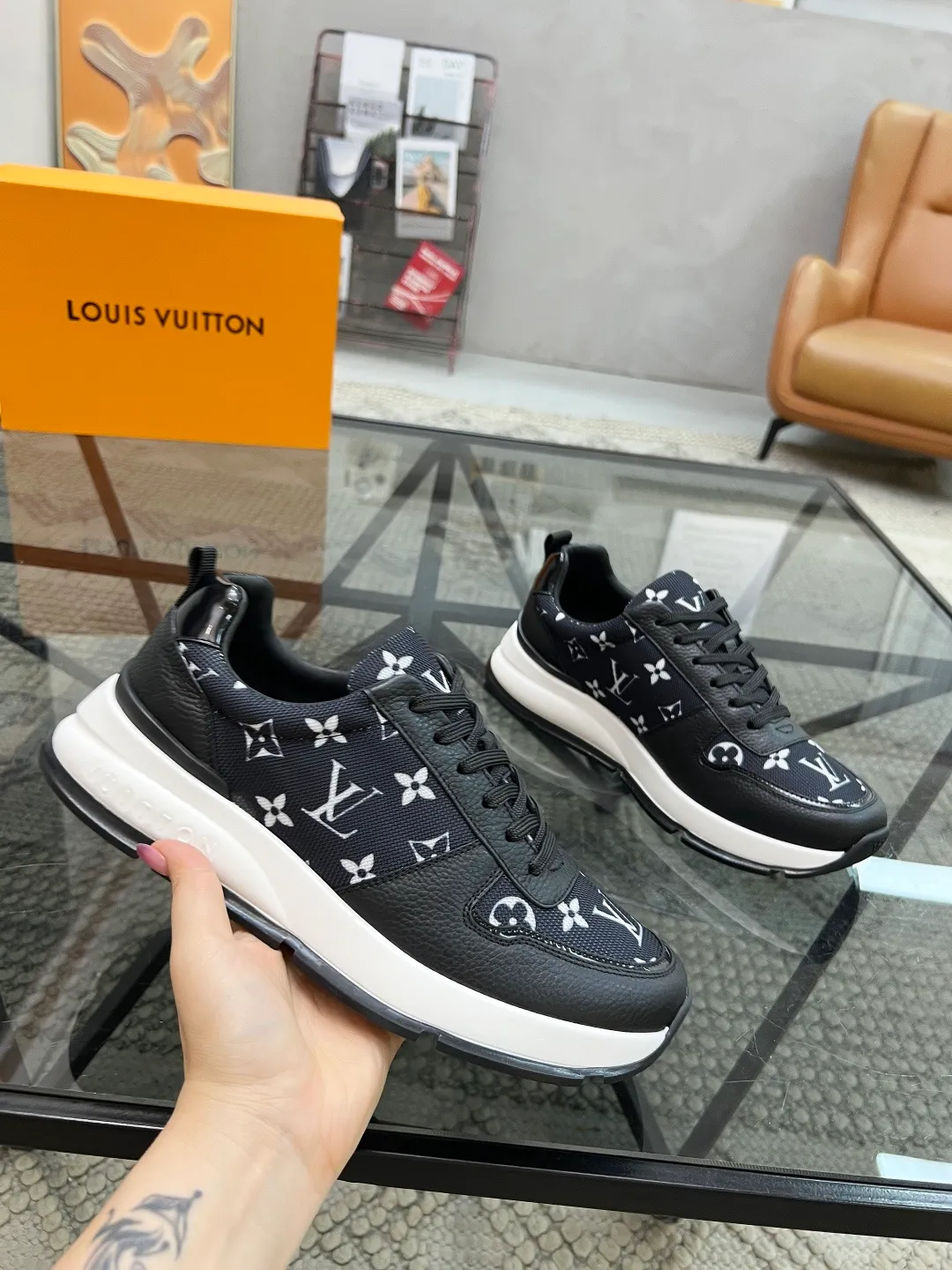 Factory price: 480💰LV🔍Top purchasing agent🇮🇹 Lu Street God's new sports shoes are coming and are available at counters simultaneously. Original factory configuration, original cowhide imported from Italy with mesh fabric, high-quality printing and splicing complex process, sports trendy person, imported water-dyed cowhide lining, sole: Wang Yuan factory specially provides the original sole, super comfortable, original factory follow-up goods 🔍🔍High quality, you can enter and leave the counter at will, welcome to compare and synchronize with the counter, code number 38-44, customized 45